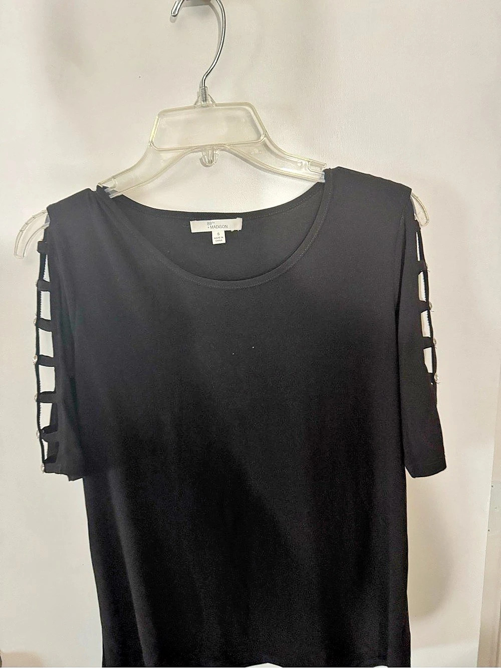 89th + Madison Cutout Sleeve Top in Black Size Small Like New